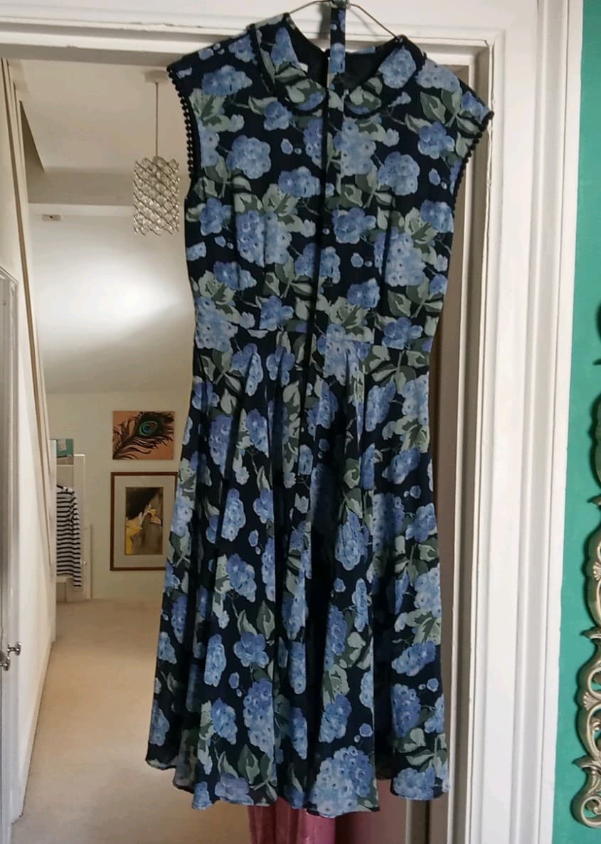 Hobbs Size 8 Silk Blue Floral Dress with Self Belt Excellent Condition